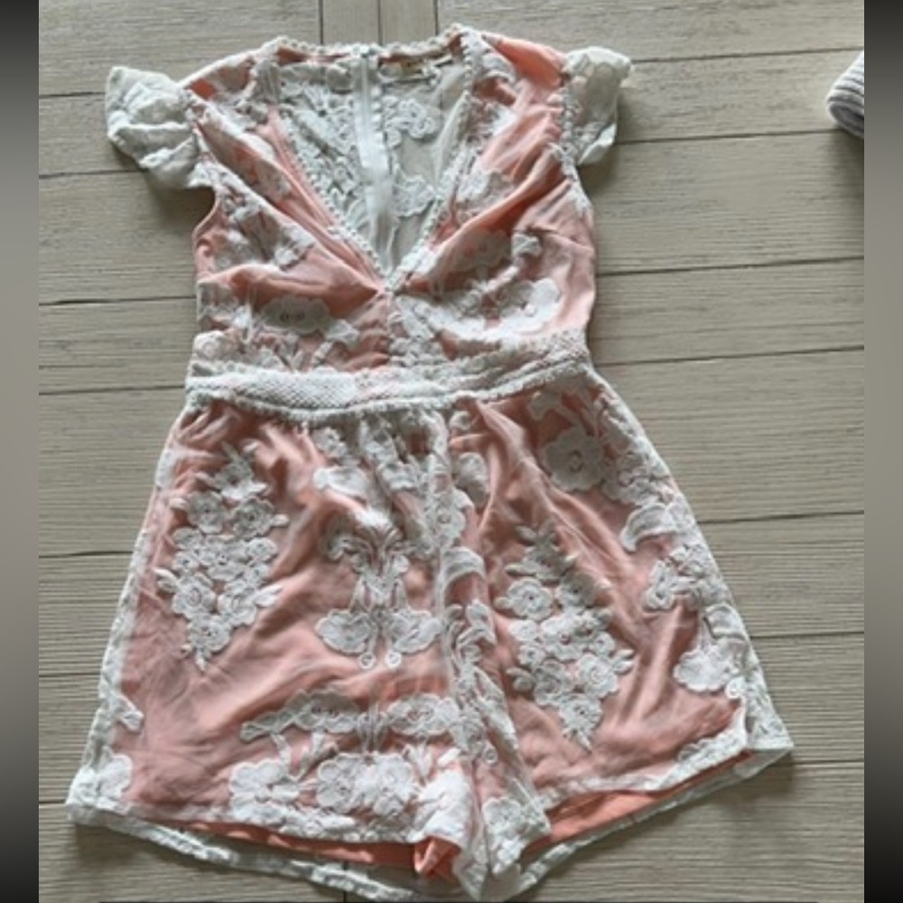Women’s Pink Lily romper size small